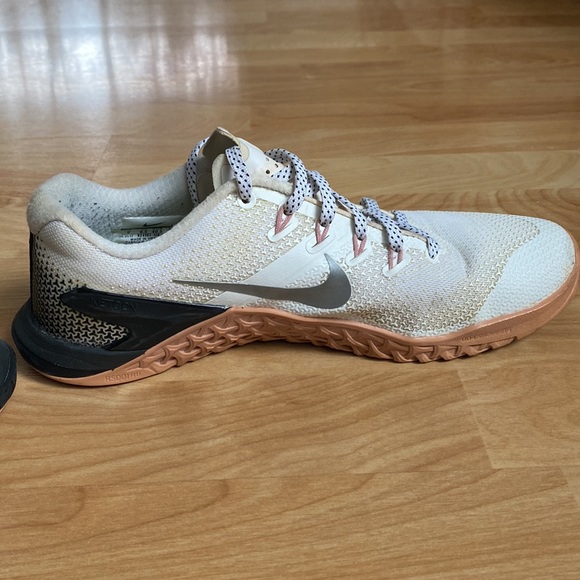 RARE NIKE METCON 4 SIZE 9 - 924593-100 WOMENS White/Nude Polka Dot Laces - Picture 6 of 8